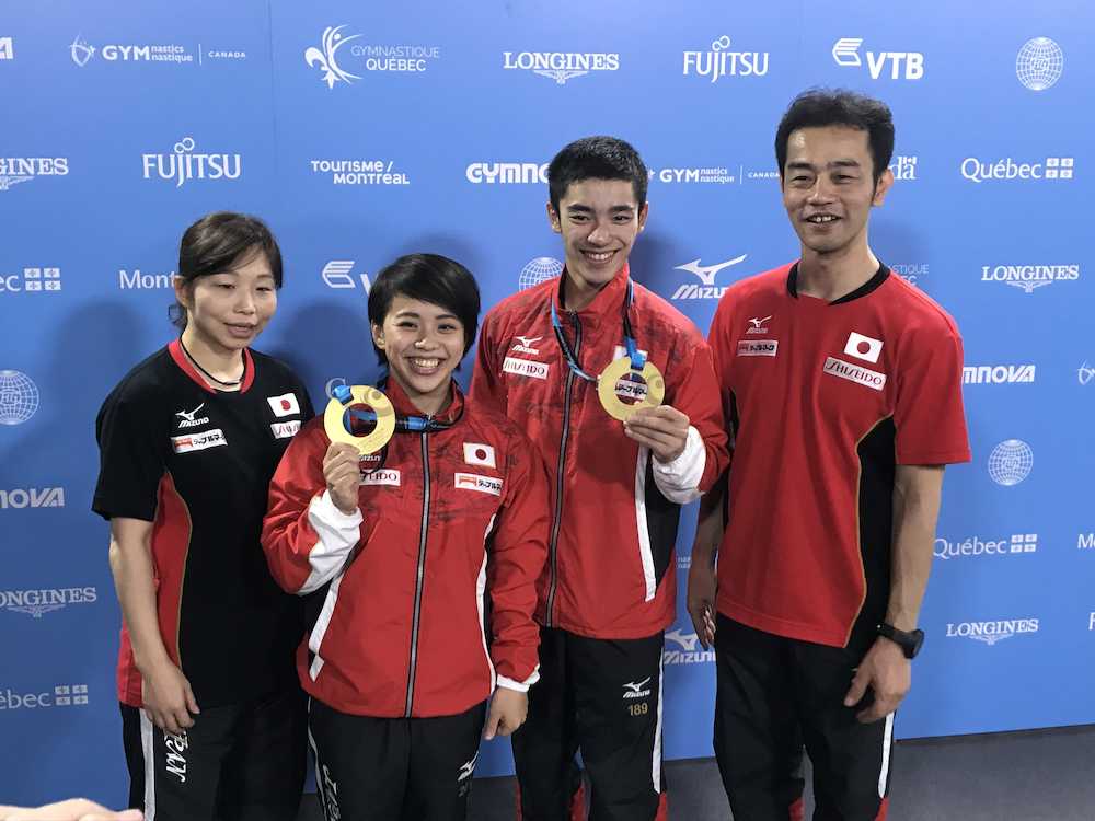 世界選手権で金メダルを獲得し、笑顔で写真におさまる日体大の畠田男子監督、白井、村上、日体大の瀬尾女子監督