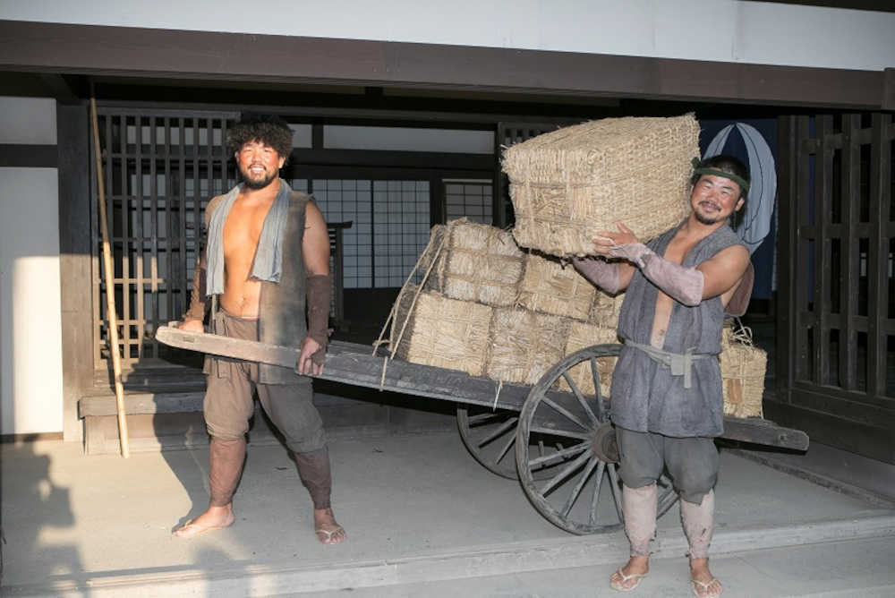 時代劇にエキストラ出演したラグビー日本代表の田中（右）と堀江