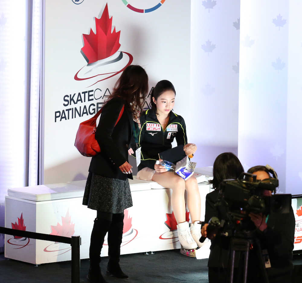 スケートカナダ女子ＳＰ、得点を聞きしばらく立ち上がろうとしない本田真凜（右）　（撮影・小海途　良幹）