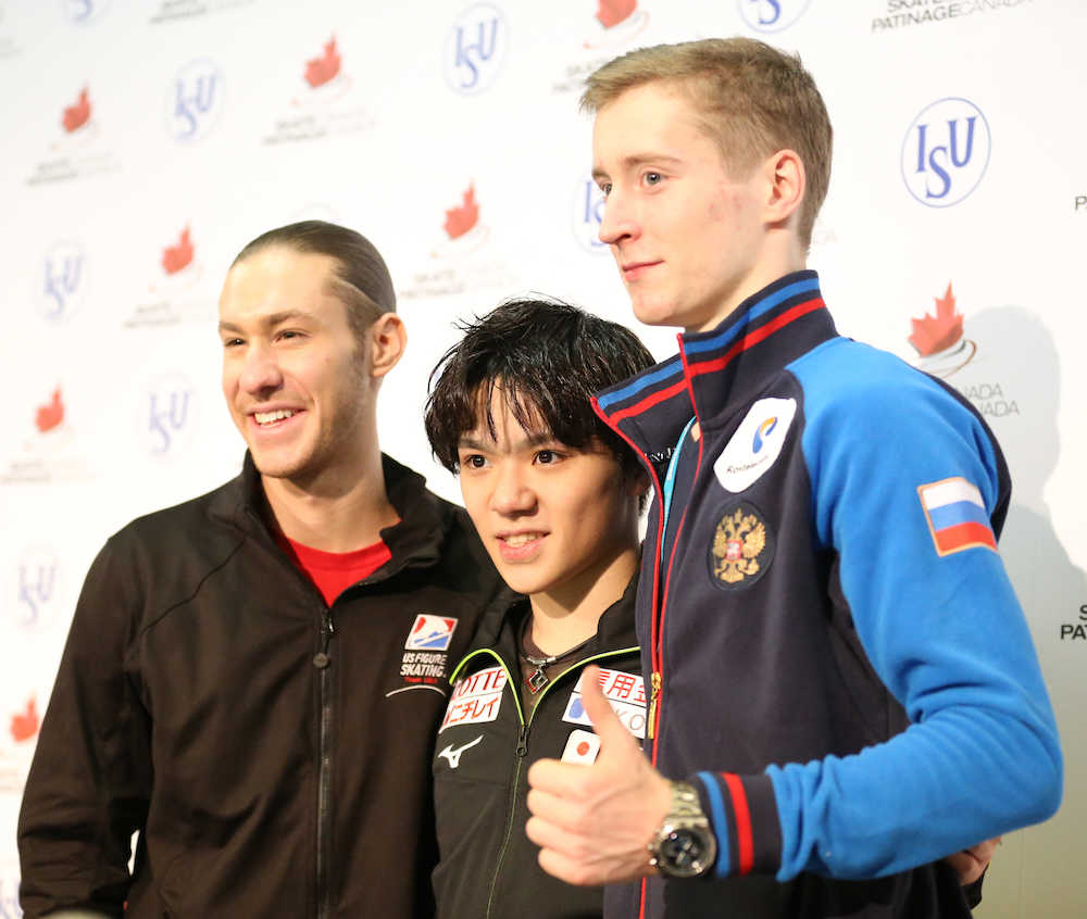 スケートカナダ男子フリーを終え、並んで笑顔の（左から）２位のジェイソン・ブラウン、優勝した宇野昌磨、３位のアレクサンドル・サマリン（撮影・小海途　良幹）