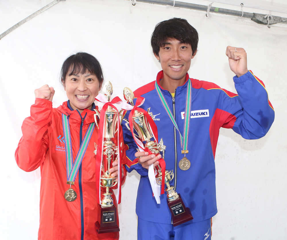 ＜しまだ大井川マラソン＞フルマラソンで優勝した片山志保さん（左）と鈴木忠さん