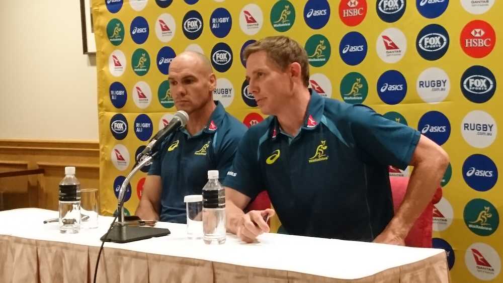 会見を行ったオーストラリア代表のステファン・ラーカム・アタックコーチ（右）とネーサン・グレイ・ディフェンスコーチ