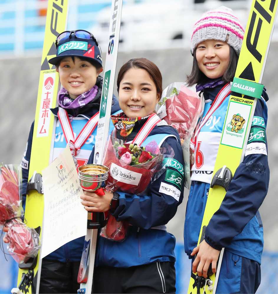 全日本ジャンプ表彰式で笑顔の優勝した高梨沙羅（中央）、２位の伊藤有希（左）、３位の勢藤優花