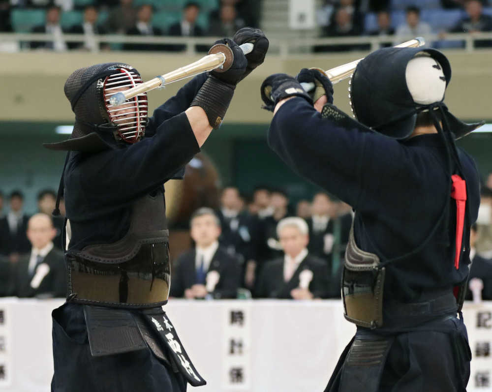 剣道の全日本選手権決勝で、内村良一７段（右）を破り２年ぶり２度目の優勝を果たした西村英久５段