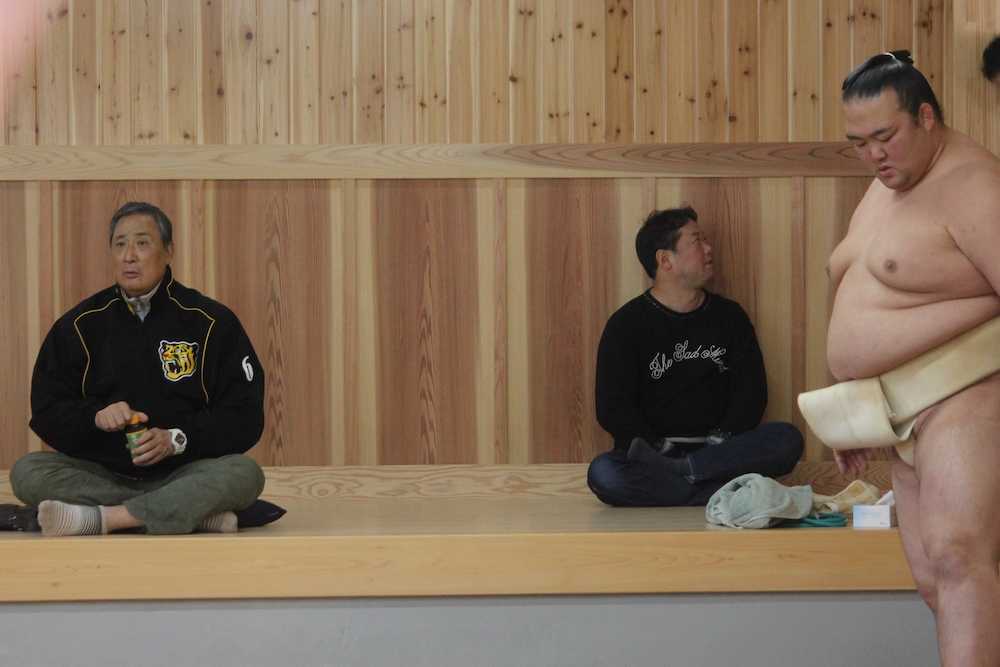 田子ノ浦部屋を訪れた北の富士氏（左）と、三番稽古に備えてアップする稀勢の里（右）
