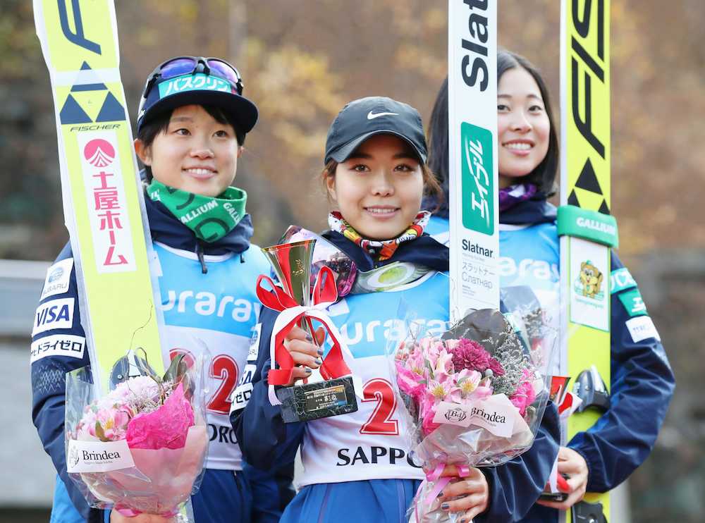 伊藤杯サマージャンプ表彰式で笑顔を見せる（左から）２位の伊藤有希、優勝した高梨沙羅、３位の勢藤優花