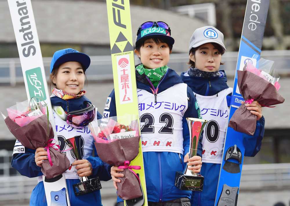 ＮＨＫ杯最終日　表彰式で笑顔の（左から）２位の高梨沙羅、優勝した伊藤有希、３位の岩渕香里