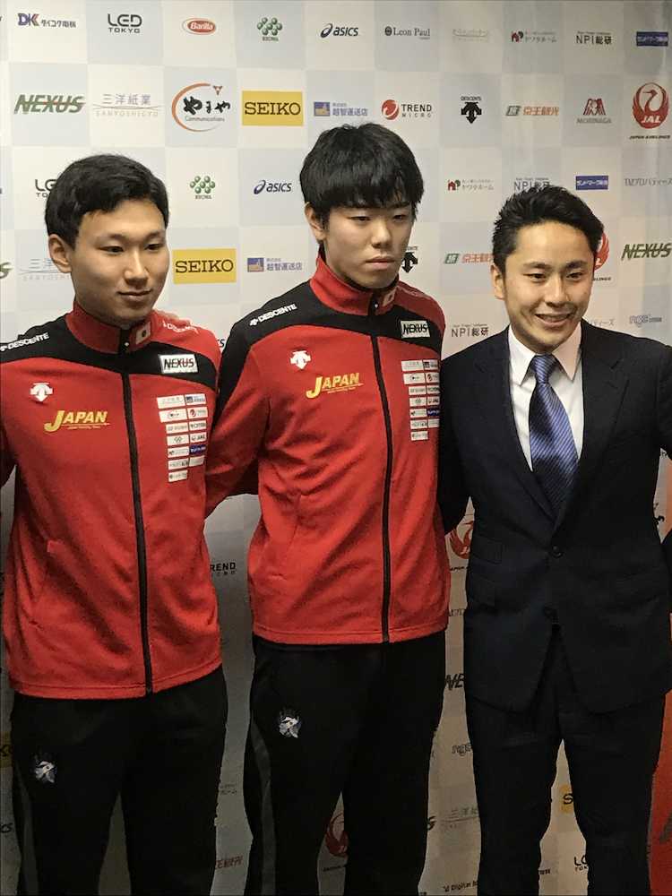 会見で気合を入れる西藤、敷根、太田会長（左から）