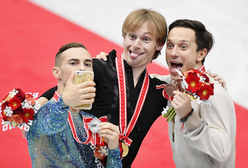表彰式後、おどけた表情で２位のアダム・リッポン（左）と記念写真を撮る優勝したセルゲイ・ボロノフ（中央）、アレクセイ・ビチェンコ