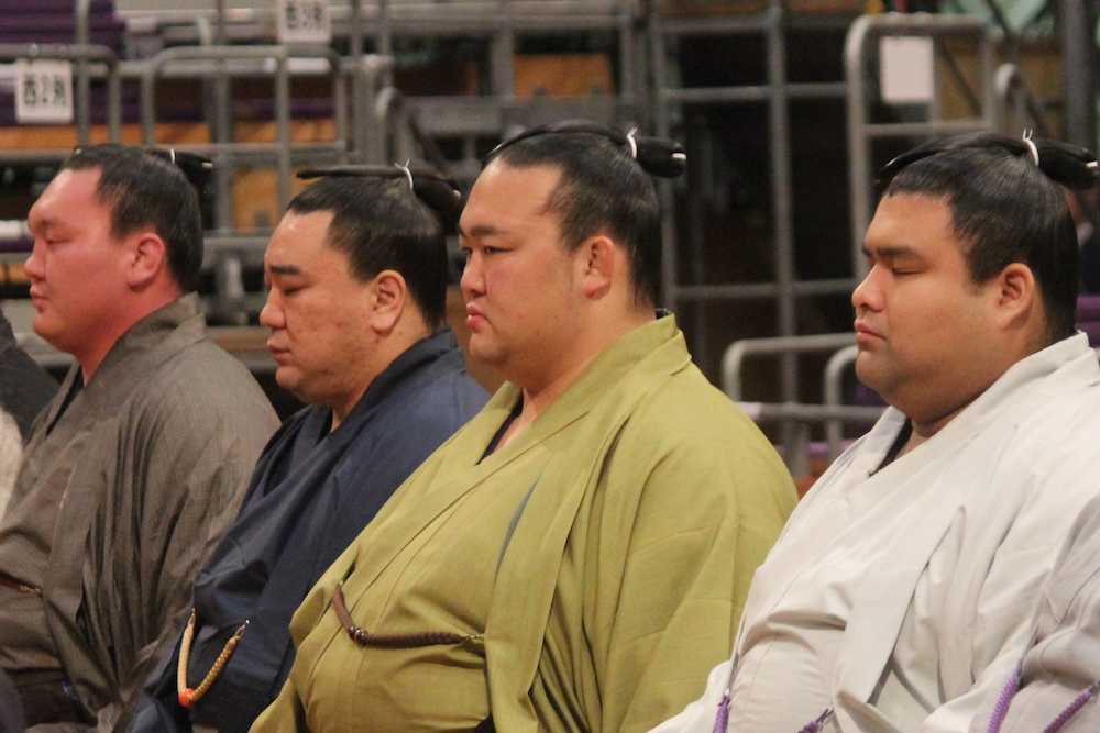 九州場所の土俵祭りに出席した（左から）白鵬、日馬富士、稀勢の里、高安