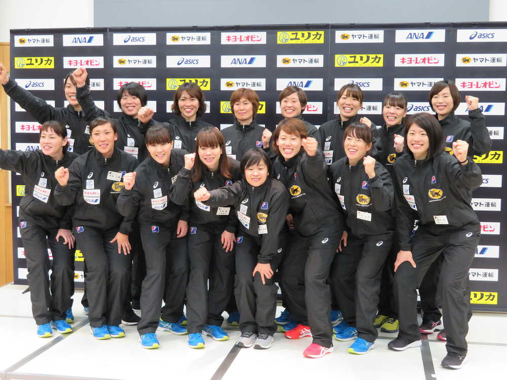来月の女子世界選手権に向けて壮行会に臨んだハンドボール女子日本代表。後列右から４人目が原希美主将