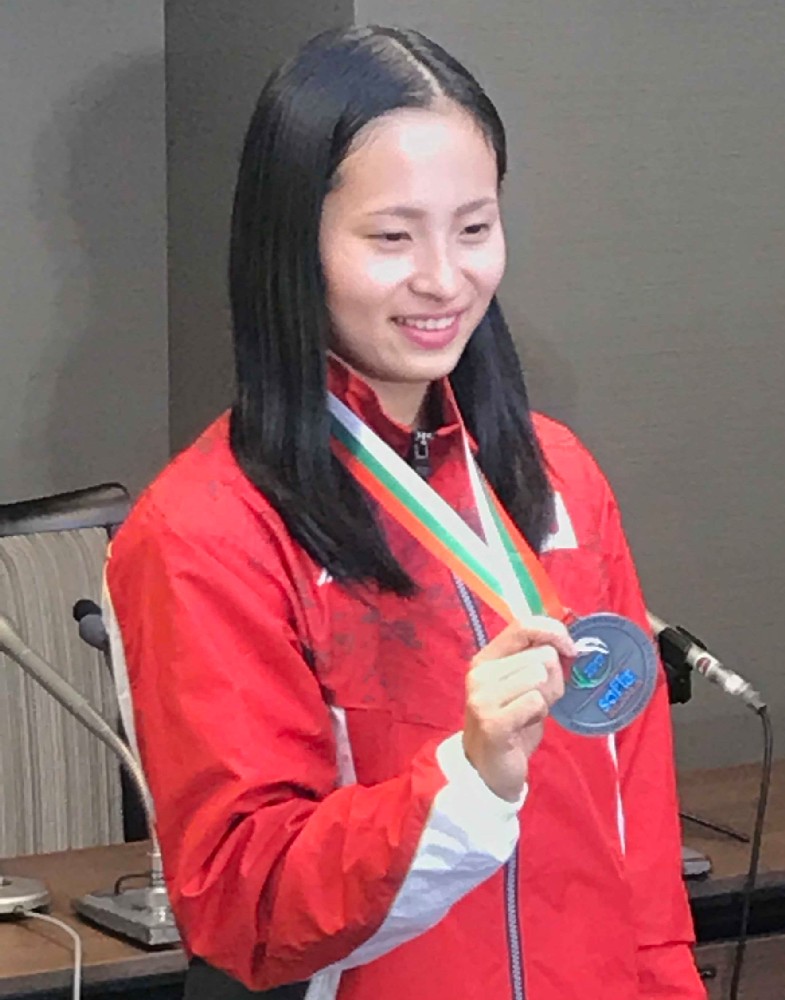 トランポリン世界選手権の女子個人で銀メダルの岸