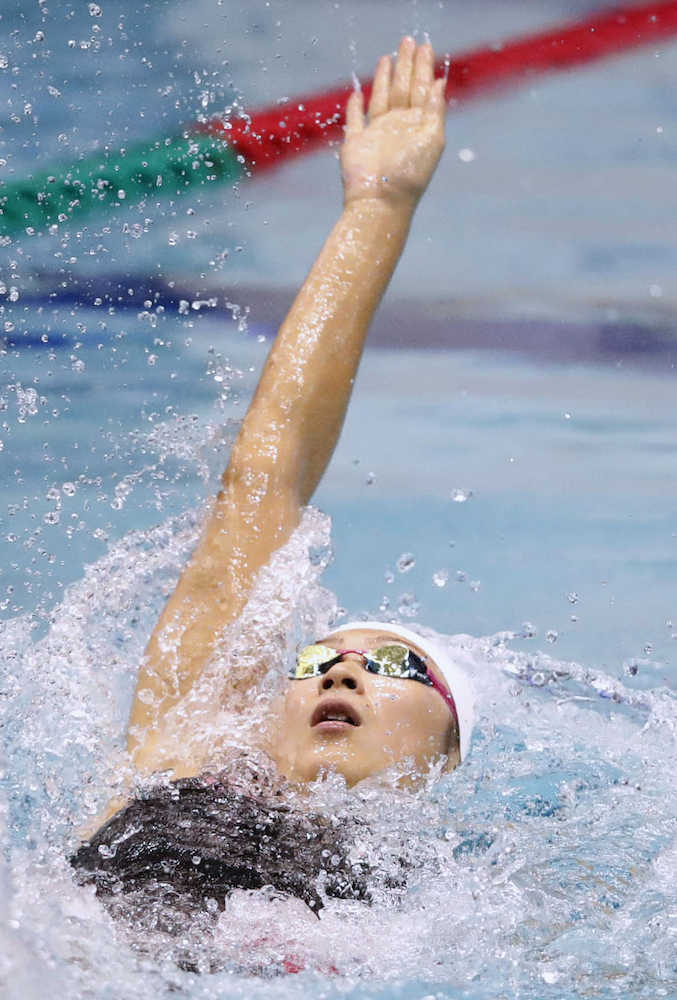 女子１００メートル個人メドレー決勝　５７秒７５の短水路日本新記録で２位に入った池江璃花子の背泳ぎ