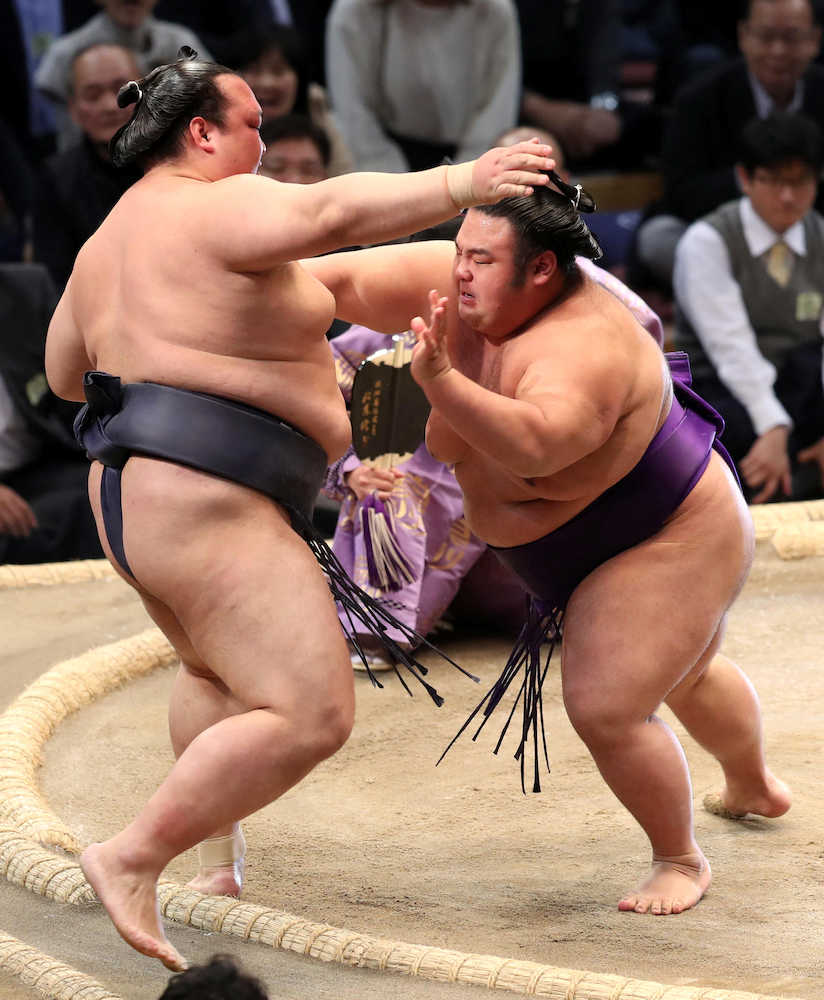 大相撲九州場所４日目　貴景勝（左）に突き出しで敗れた稀勢の里