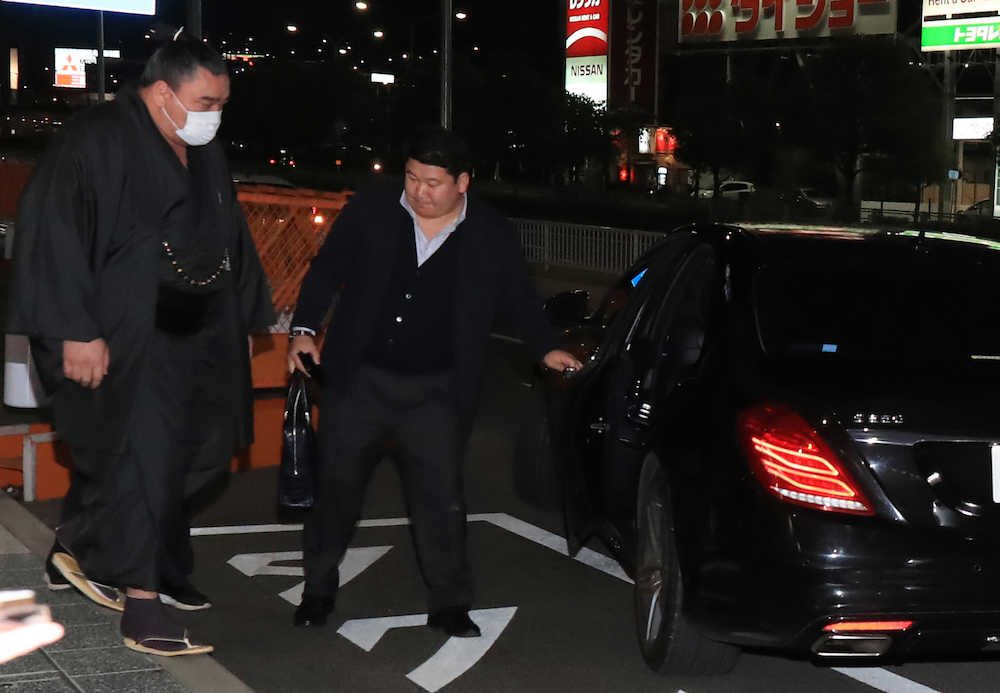 福岡空港に到着し、車に乗り込む日馬富士（左）