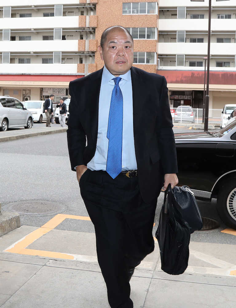 大相撲九州場所６日目、福岡国際センターに到着した八角理事長