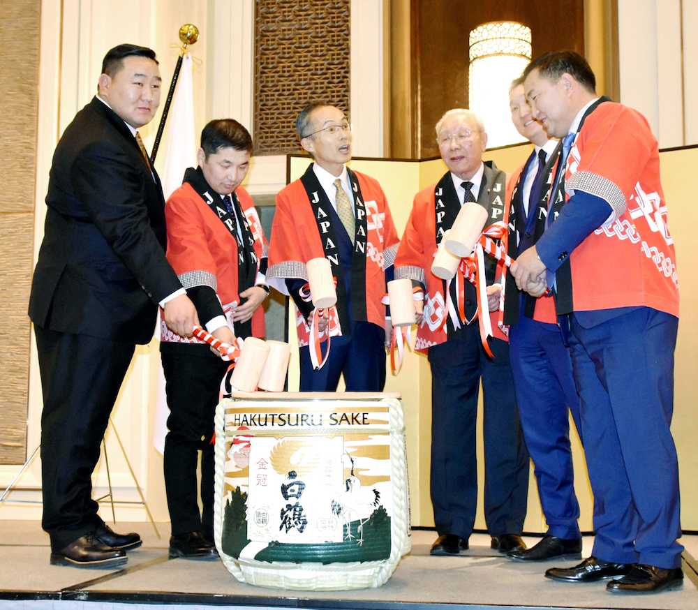在モンゴル日本大使館が開いた天皇誕生日の記念レセプションに出席した元朝青龍のダグワドルジ氏（左端）