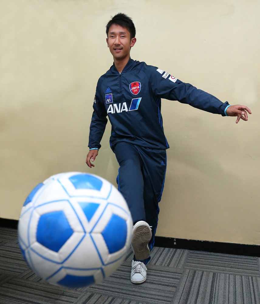 豪快にボールをけるブラインドサッカー日本代表の川村怜