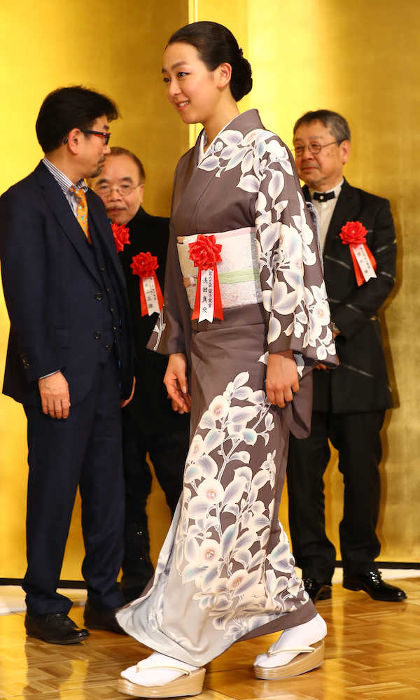 真央さん「菊池寛賞」で鮮やか着物姿、「新しい挑戦が楽しみ」