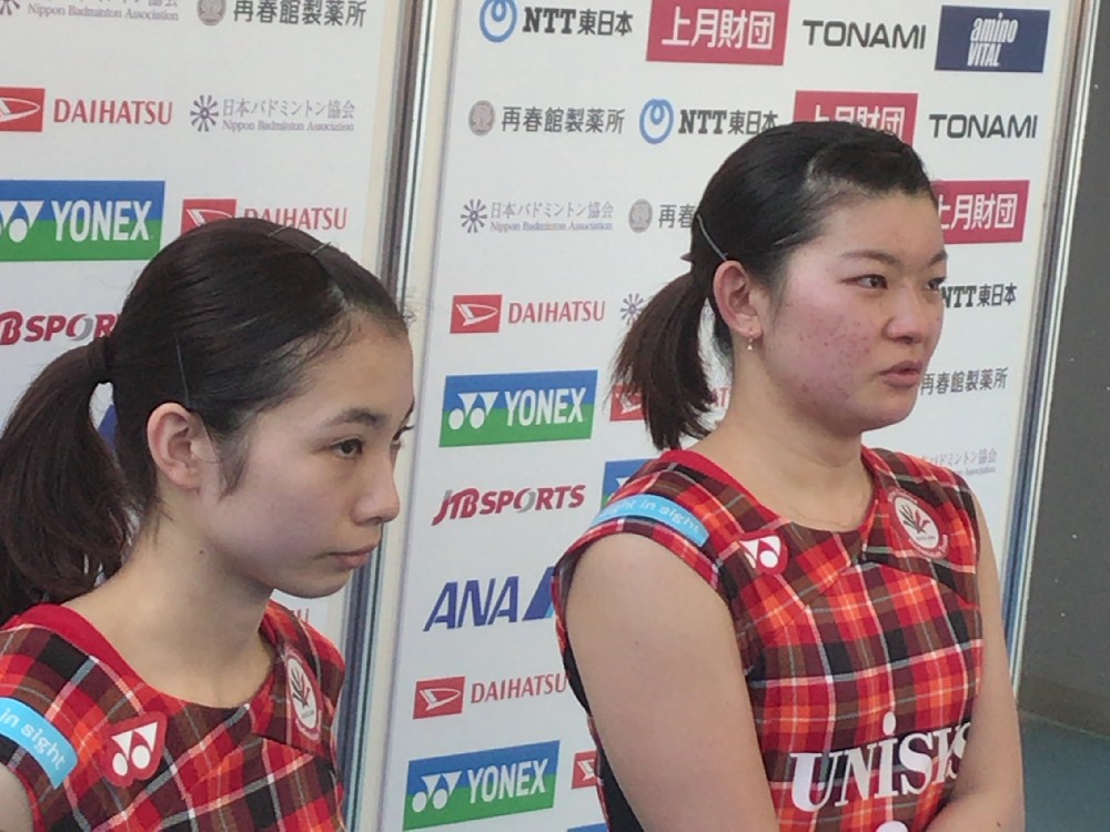 女子ダブルスで３連覇を逃した高橋（右）と松友