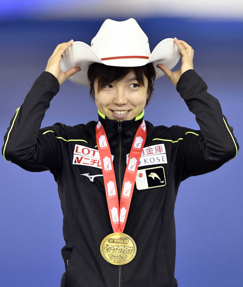 スピードＷ杯第３戦女子５００メートルを３６秒５３の日本新で制し、表彰式で金メダルを胸に副賞の帽子をかぶる小平