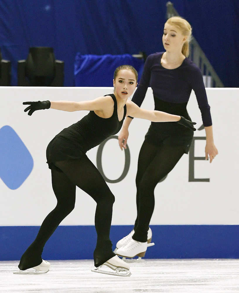 フィギュアスケートＧＰファイナルの公式練習で調整する、ロシアのアリーナ・ザギトワ（左）とマリア・ソツコワ（共同）