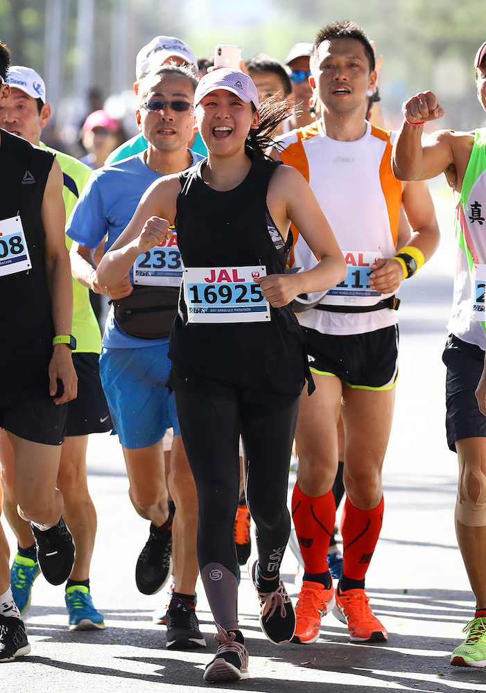 浅田真央さん　笑顔で初の42・195キロ　ホノルルマラソン完走４時間34分13秒