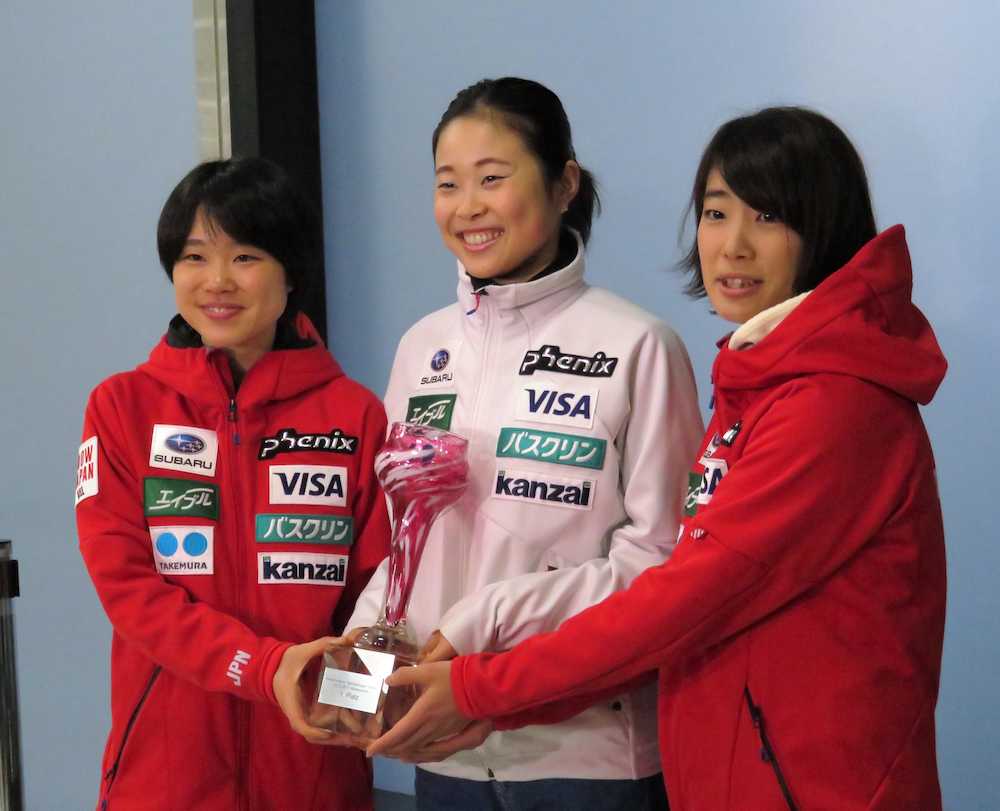 Ｗ杯女子団体戦の優勝トロフィーを手に笑顔の（左から）伊藤、勢藤、岩渕