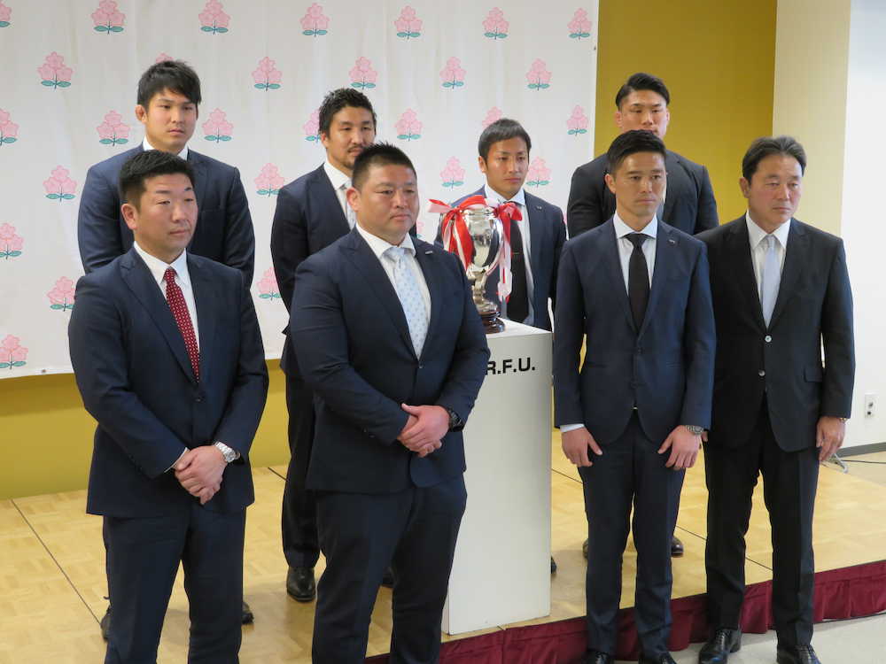 ラグビー日本選手権兼決勝トーナメントの会見に臨んだヤマハ発動機・清宮監督（右端）ら