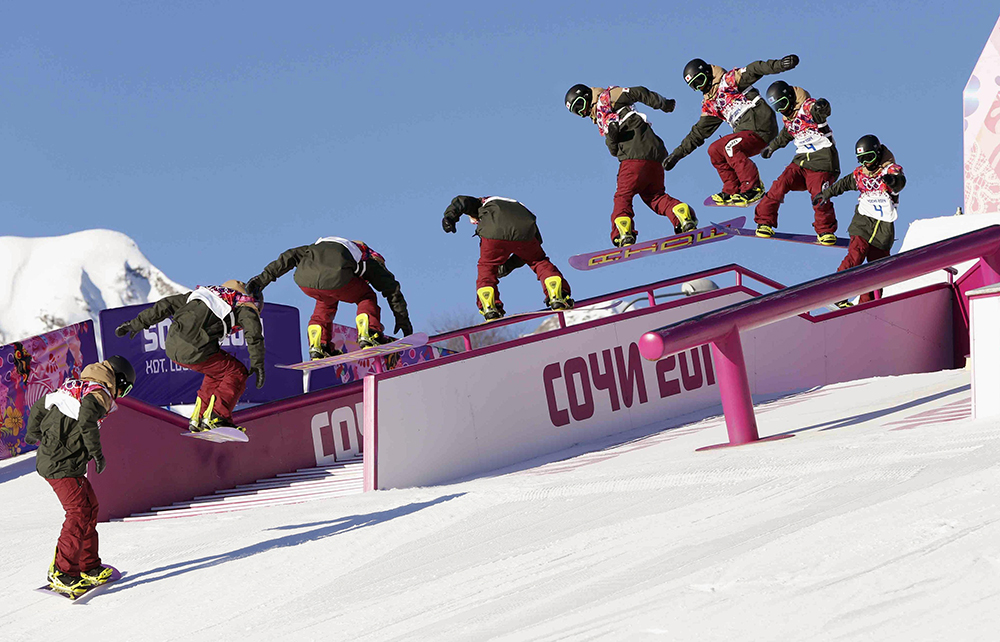 障害物やジャンプ台が並んだ斜面を滑り技の難度を競うスノーボード・スロープスタイル