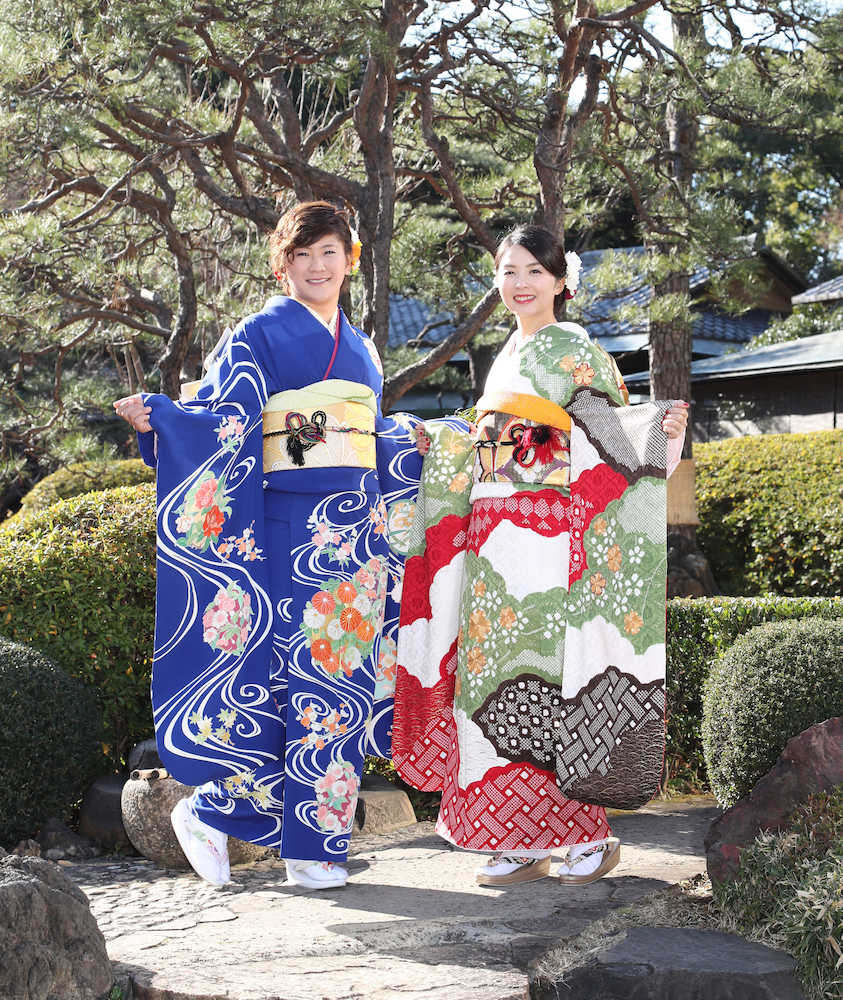 あでやかな着物姿を披露した成田美寿々（左）菊地絵理香　　　　　　　　　　　　　　　　　　　　　　　　　　　　　　　　　　　　　　　　