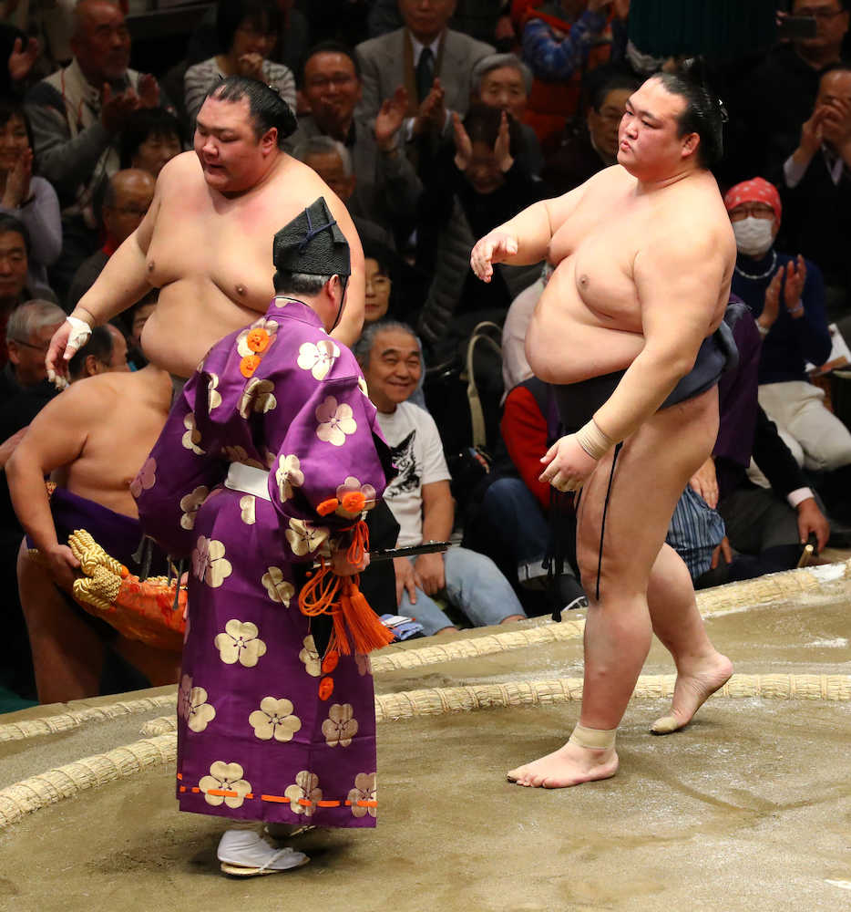 ＜大相撲初場所２日目＞北勝富士（左）を寄り切り白星を挙げた稀勢の里