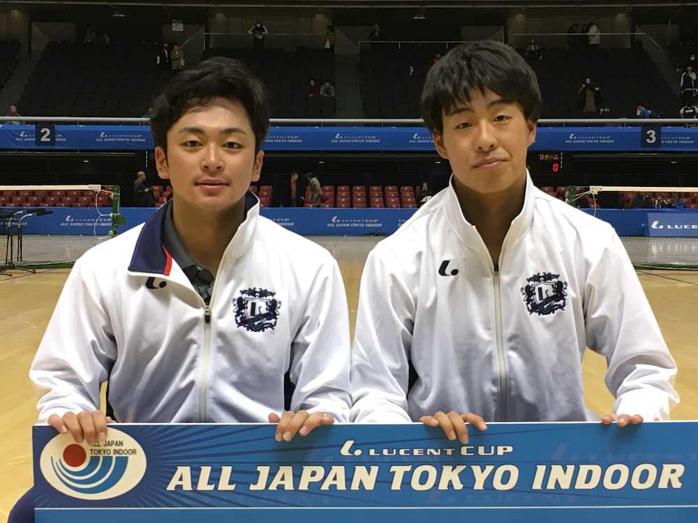 ルーセントカップ第５８回東京インドア全日本ソフトテニス大会で優勝した男子の船水（左）と上松（右）