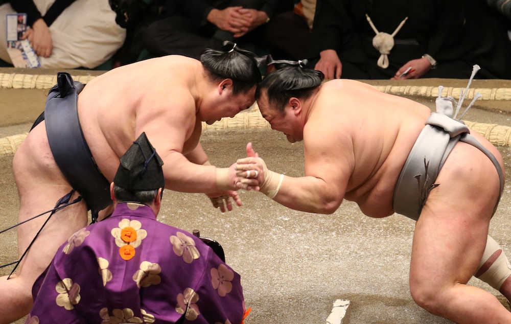 ＜大相撲初場所２日目＞立ち合いで北勝富士と頭をぶつけ合う稀勢の里（左）