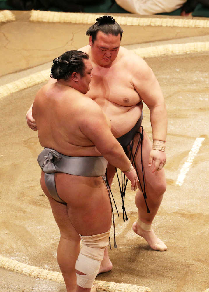 ＜大相撲初場所２日目＞北勝富士を寄り切りでやぶった稀勢の里（右）