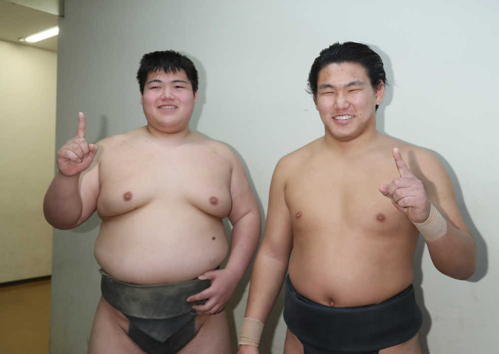 大相撲初場所３日目、前相撲で白星をあげ笑顔でポーズをとる納谷（左）と豊昇龍