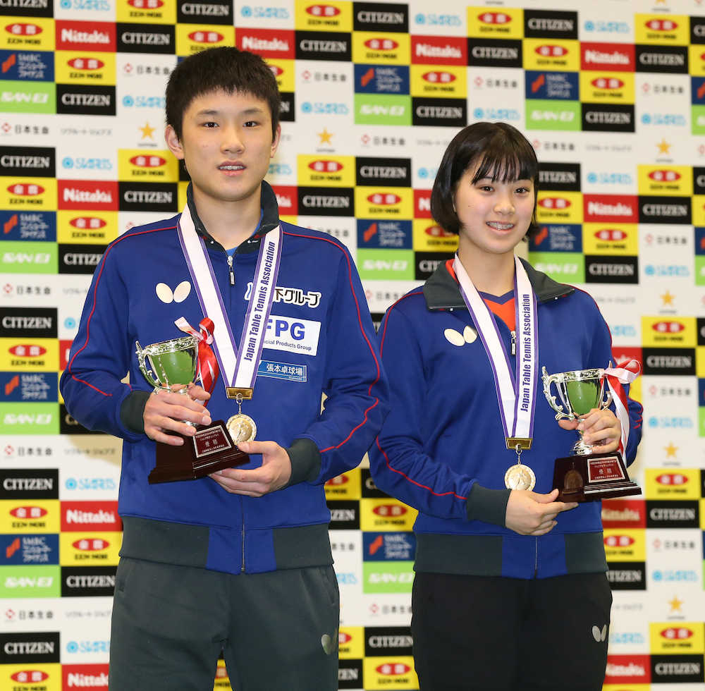 表彰される男子ジュニア優勝の張本（左）と女子ジュニア優勝の長崎