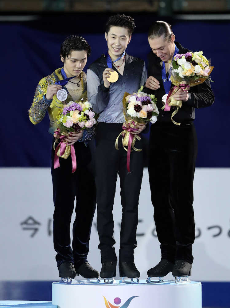 四大陸選手権男子シングル表彰式で並ぶ（左から）２位の宇野、優勝した金博洋、３位のブラウン（撮影・小海途　良幹）