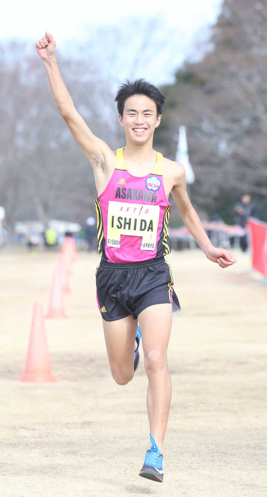 千葉クロスカントリー中学生男子３キロで優勝した石田はガッツポーズでゴール