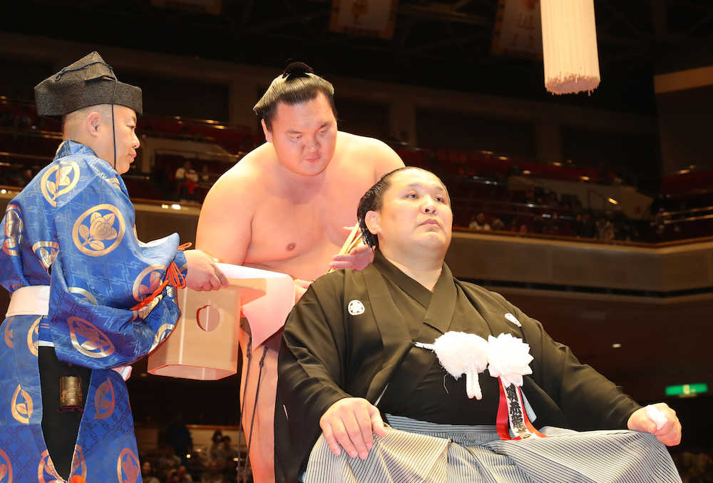 元朝赤龍　引退相撲＆断髪式、白鵬ら２５０人がはさみ「幸せ」