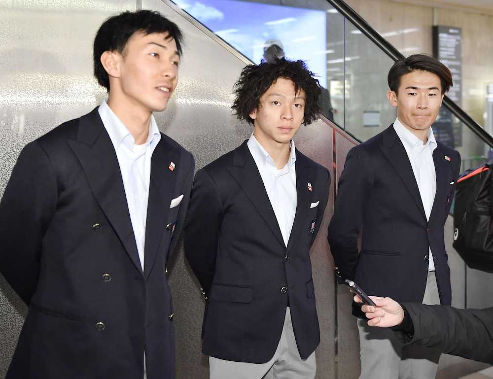 ソウルの金浦空港に到着し、記者の質問に答える（左から）スノーボード男子の平岡、平野、片山