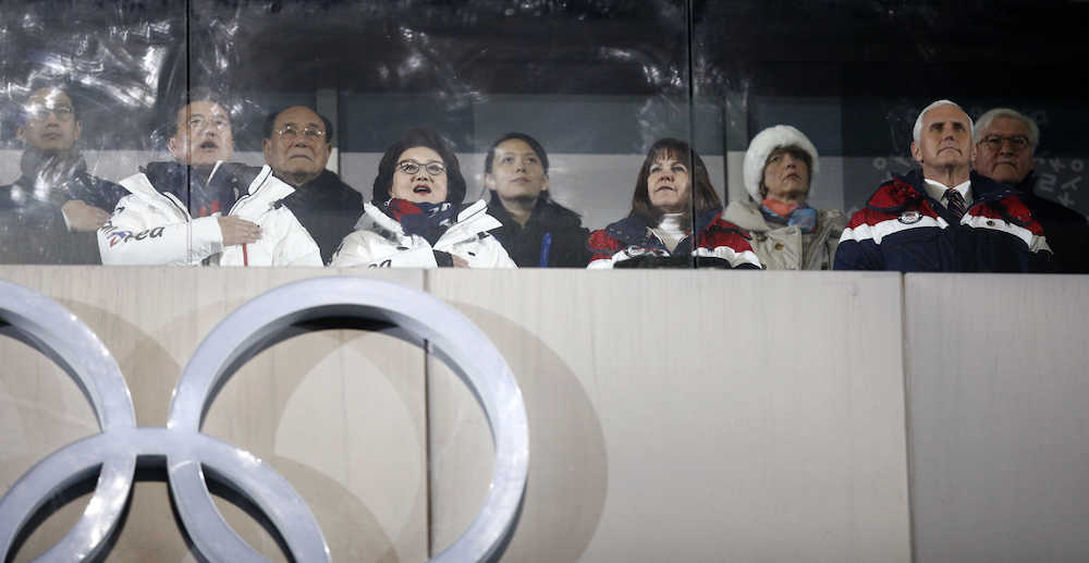 開会式の様子を見守る北朝鮮の金永南・最高人民会議委員長（左から３人目）や金正恩委員長の妹・金与正氏（中央）ら（ＡＰ）