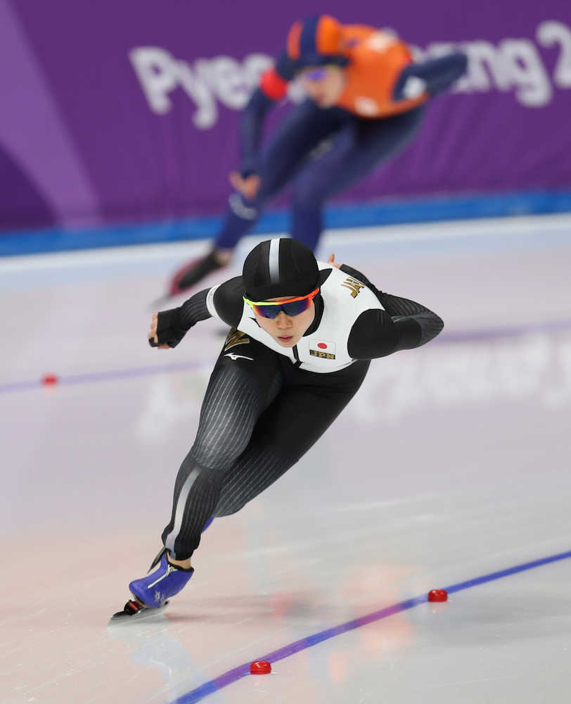 平昌五輪スピードスケート女子３０００メートル　滑走する高木美帆（手前）