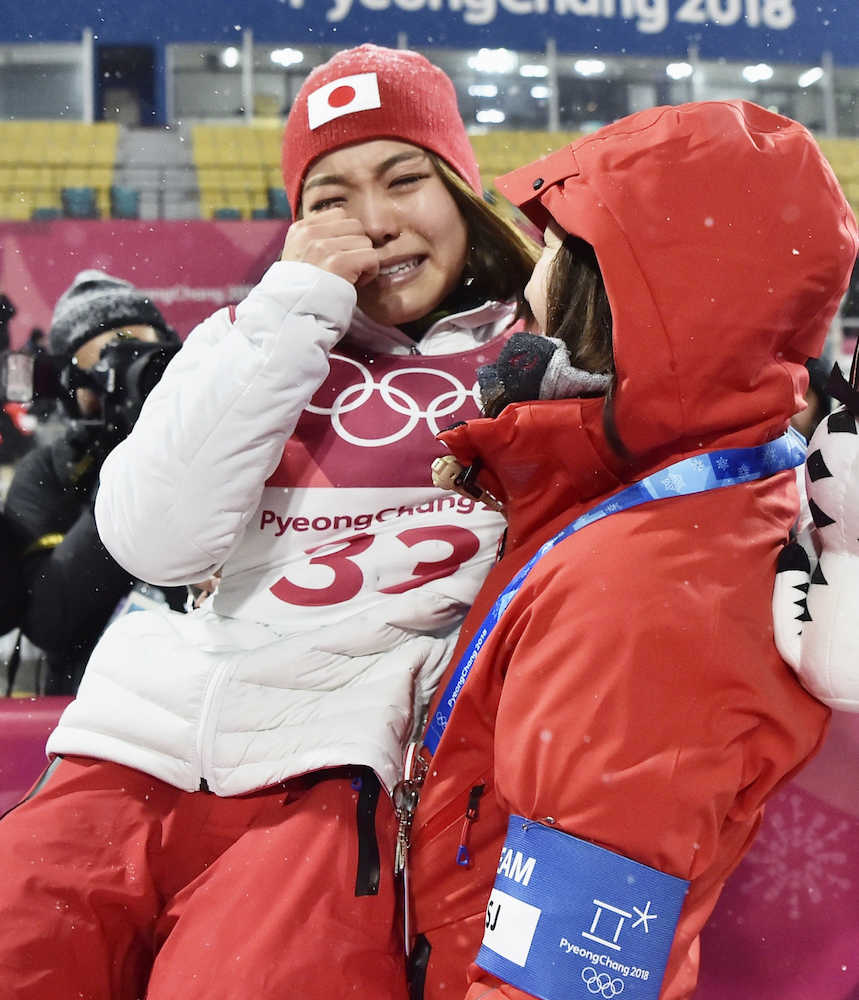 平昌冬季五輪スキー・ジャンプ女子で銅メダルを獲得し、山田いずみコーチに抱きかかえられ涙を流す高梨