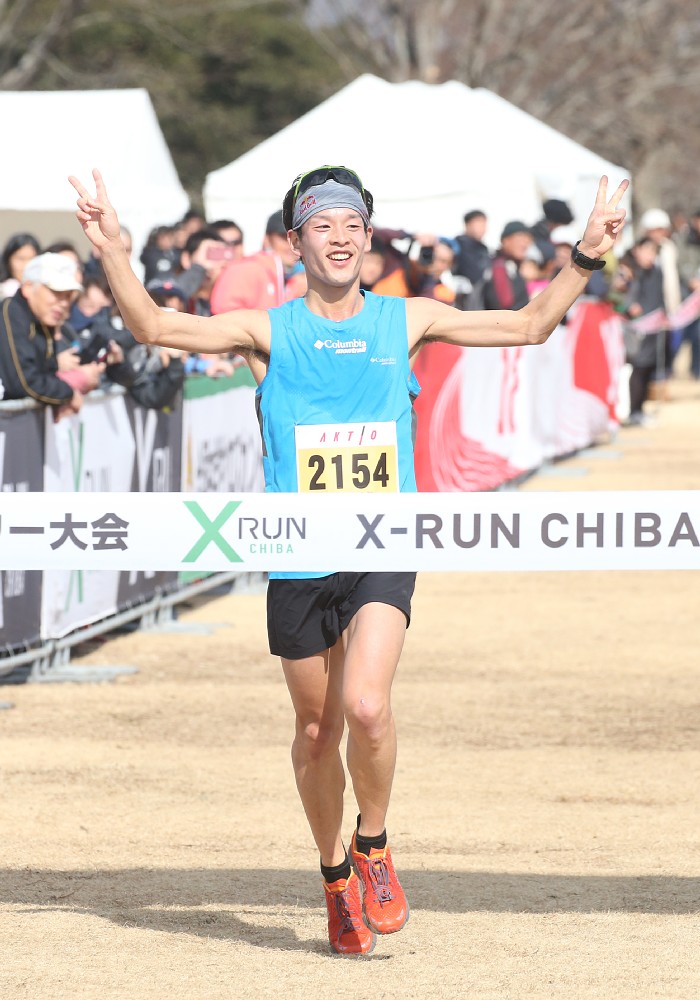 ＜Ｘ−ＲＵＮ　ＣＨＩＢＡクロスカントリー大会＞一般男子２０キロで優勝したコロンビアスポーツウェアジャパンに所属する上田瑠偉