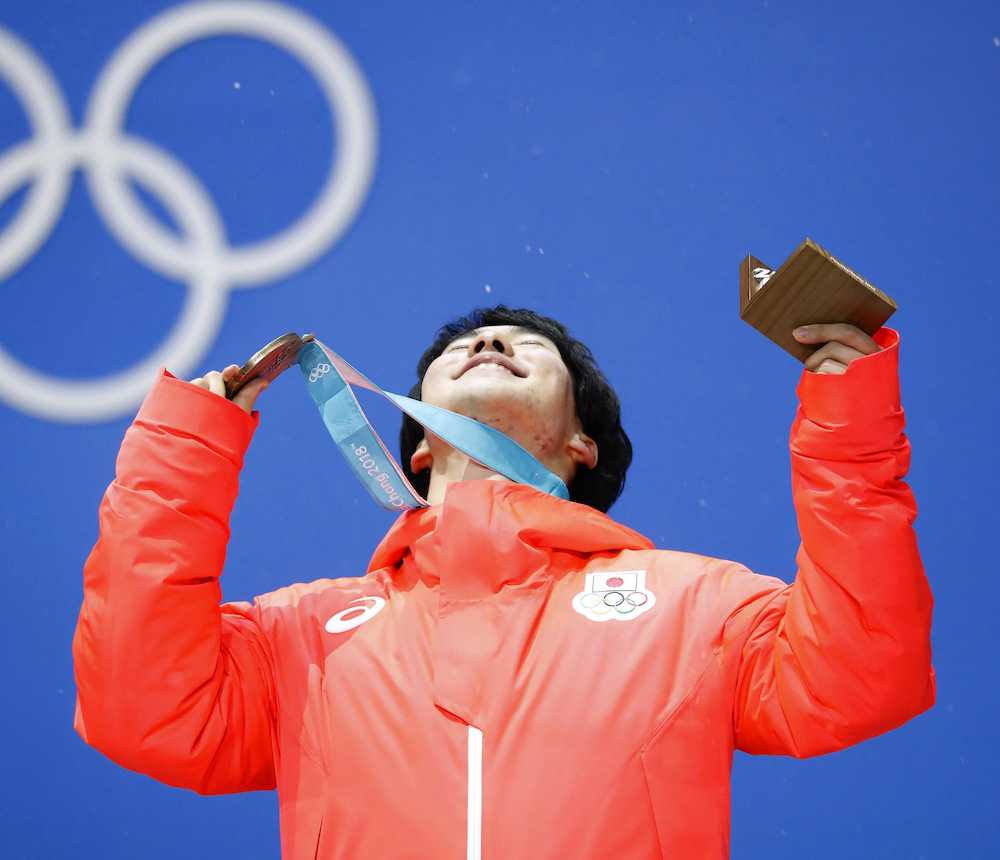 平昌冬季五輪フリースタイルスキー男子モーグルの表彰式で、銅メダルを手に上を向いて喜ぶ原