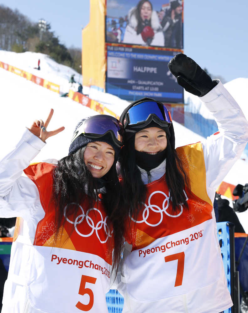 平昌五輪スノーボード女子ハーフパイプ決勝を終え、笑顔で記念撮影する６位の松本（左）と８位の冨田