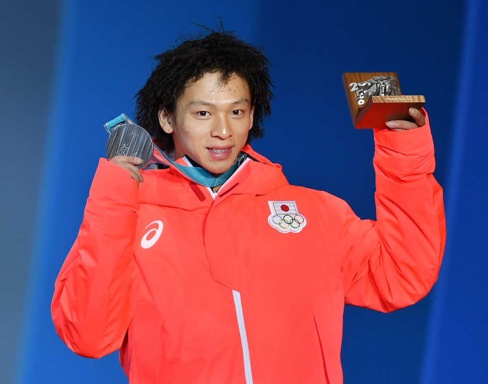平昌冬季五輪スノーボード男子ハーフパイプの表彰式で銀メダルを手にする平野