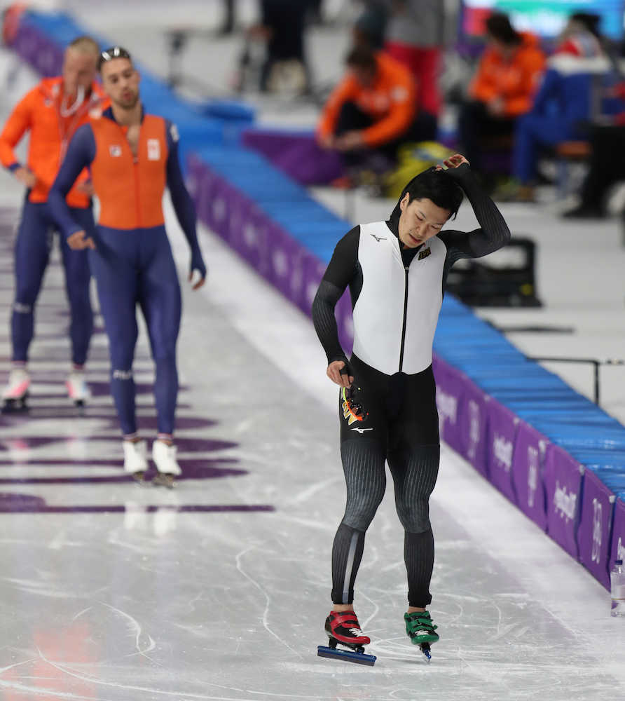 平昌五輪スピードスケート男子１５００メートル、ゴールし悔しそうな表情の小田（右）