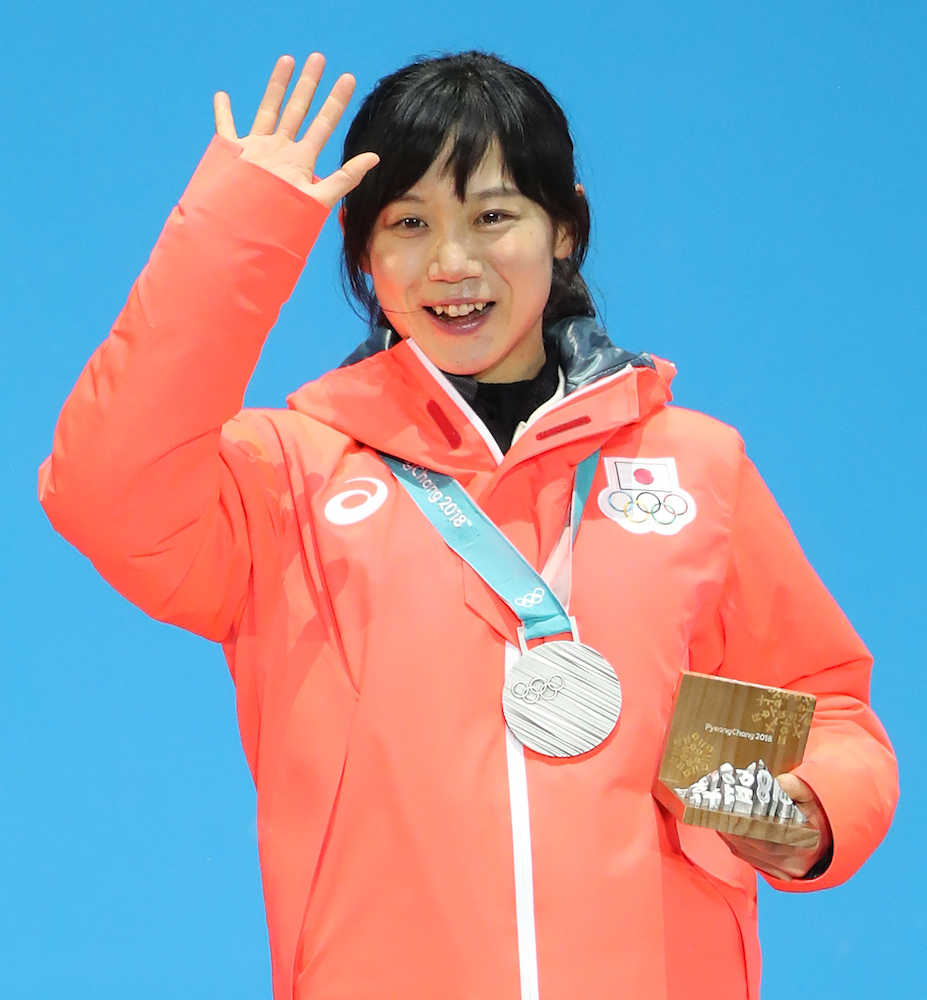 平昌冬季五輪・スピードスケート女子１５００メートルのメダルセレモニーで銀メダルをかけ、笑顔で手を振る高木美